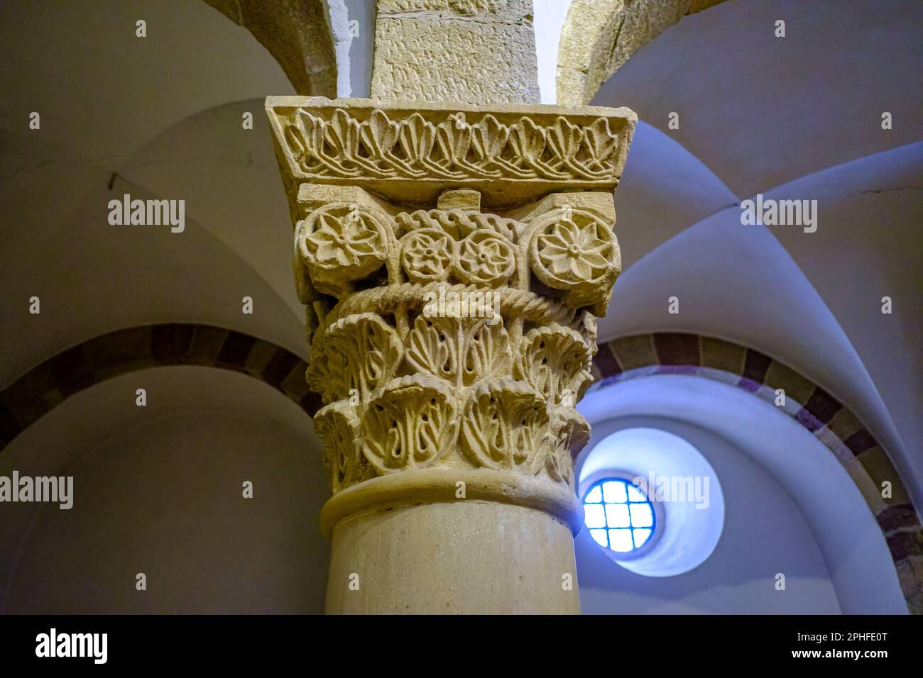 Säulenhauptstadt in der Krypta der Kaiserkathedrale von Speyer, Rheinland-Pfalz, Deutschland, Europa. Stockfoto