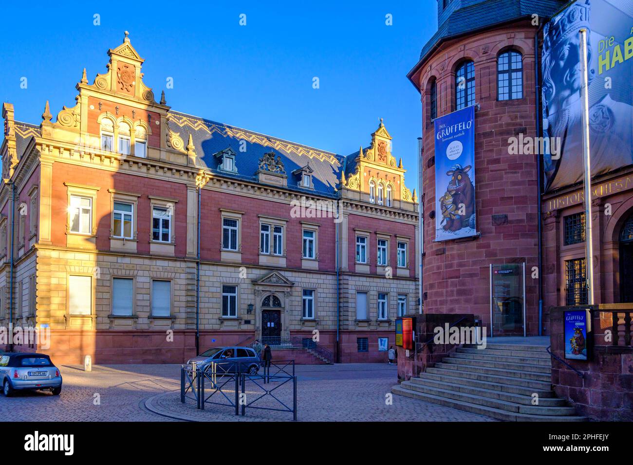 Sitz der Evangelischen Pfalz-Kirche und Historisches Museum von Pfalz gegenüber, Speyer, Rheinland-Pfalz, Deutschland, Europa. Stockfoto