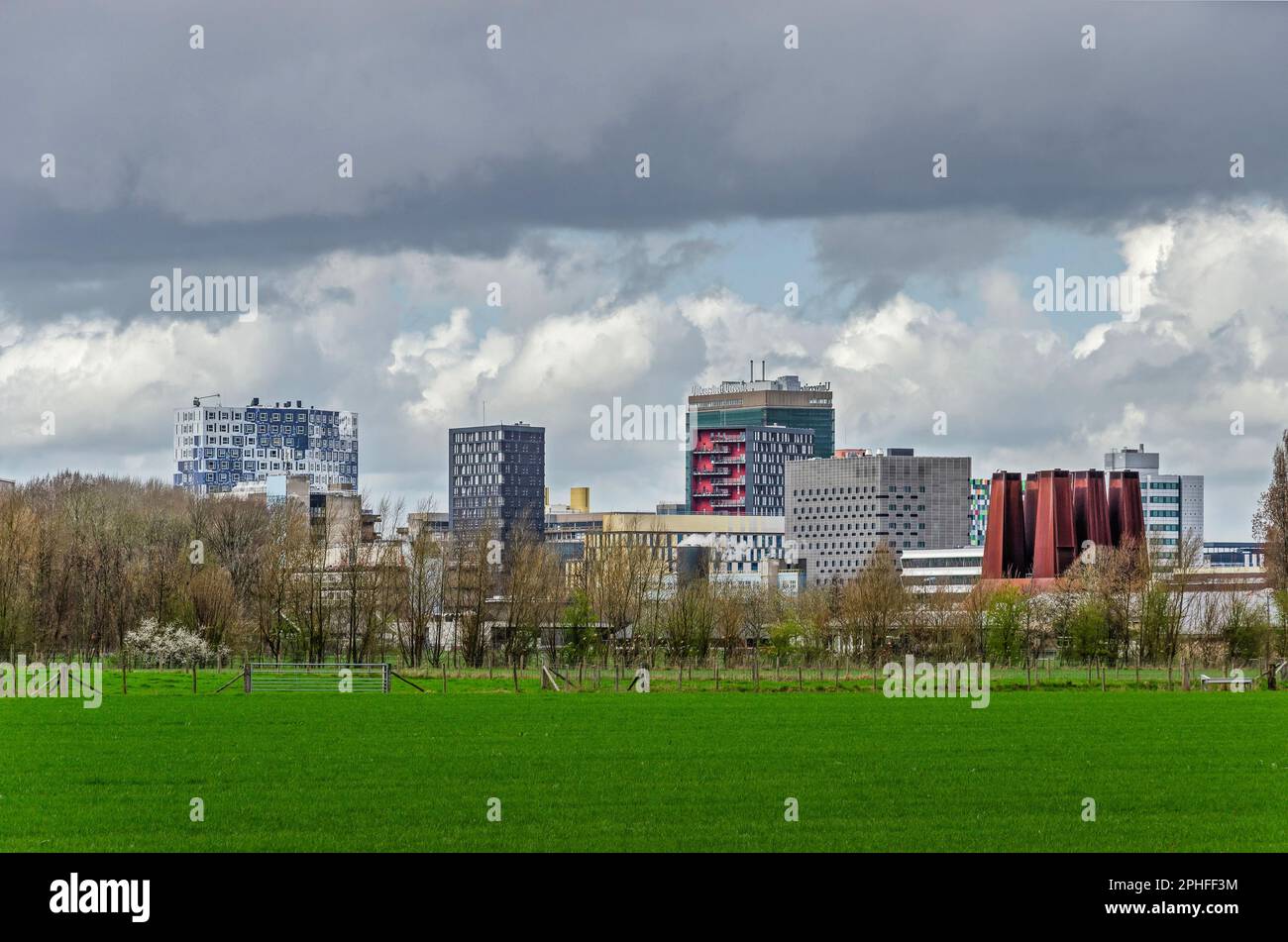 Utrecht, Niederlande, 24. März 2023: Der Universitätscampus von Uithof, der über grüne Felder unter einem wolkigen Himmel blickt Stockfoto