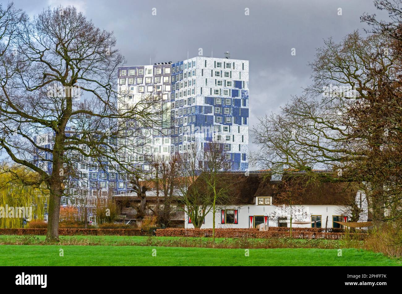 Utrecht, Niederlande, 24. März 2023: Moderne und traditionelle Architektur auf dem Universitätscampus von Uithof Stockfoto