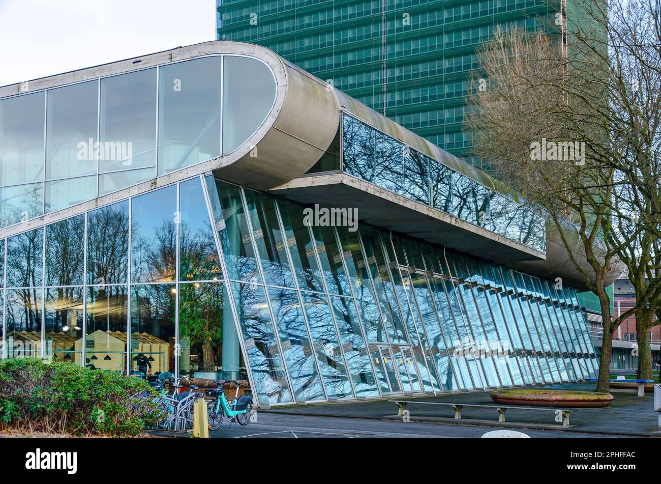 Utrecht, Niederlande, 24. März 2023: westfassade mit Glas und geschwungenem Beton des Educatorium-Gebäudes auf dem Universitätscampus von Uithof Stockfoto