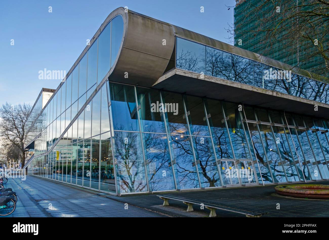Utrecht, Niederlande, 24. März 2023: nordfassade mit reflektierendem Glas des Bildungsgebäudes auf dem Universitätscampus von Uithof Stockfoto