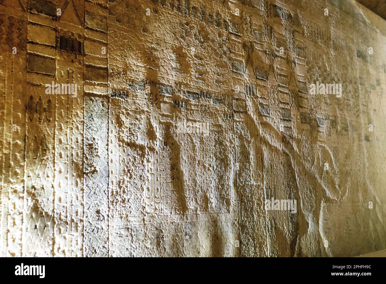 Versteckte Reliefschnitzereien an der Wand im unterirdischen Grabkammer von Unas an der Pyramide von Djoser in der Sakkara-Nekropolis in Gizeh, Ägypten Stockfoto