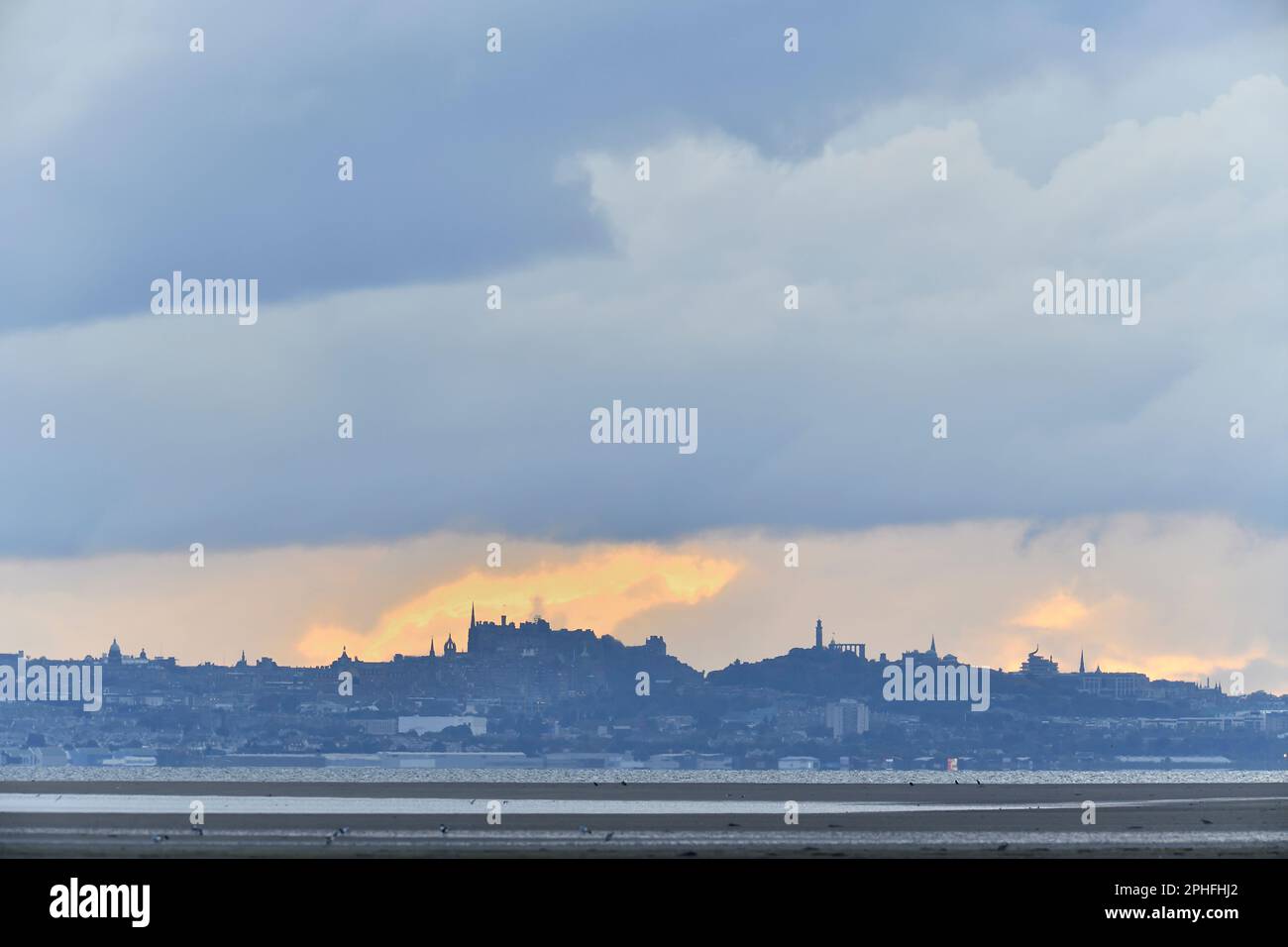 Edinburgh Skyline bei Sonnenuntergang fotografiert von Aberlady, East Lothian, Schottland, Oktober 2021 Stockfoto