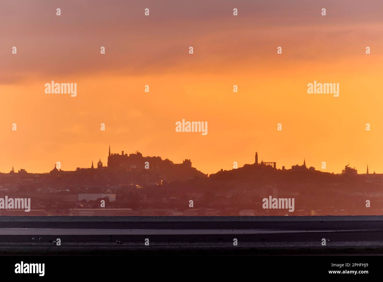 Edinburgh Skyline bei Sonnenuntergang fotografiert von Aberlady, East Lothian, Schottland, Oktober 2021 Stockfoto