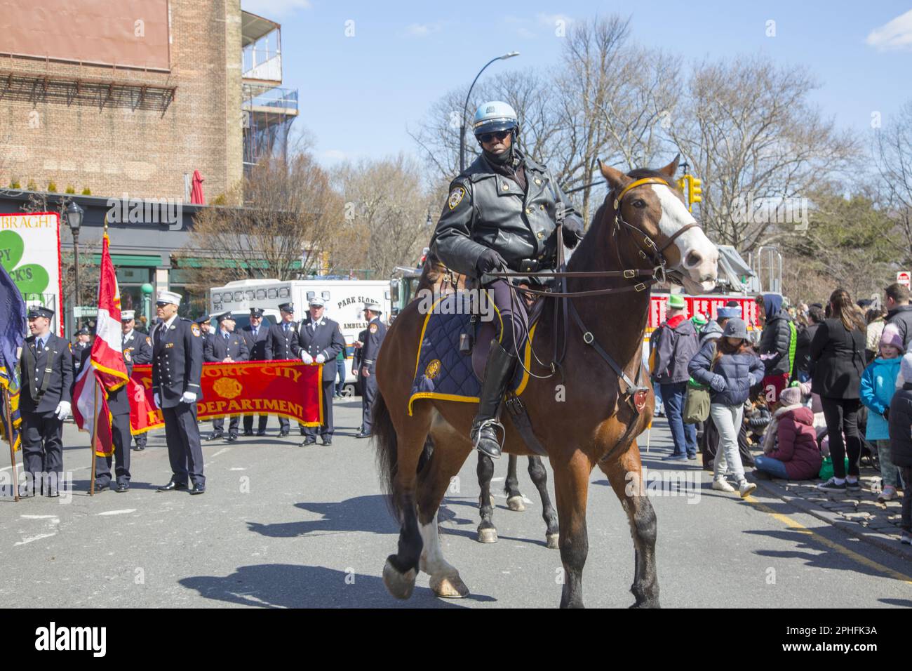 NYPD-Offiziere auf dem Pferderücken leiten die Parade ab. Stockfoto