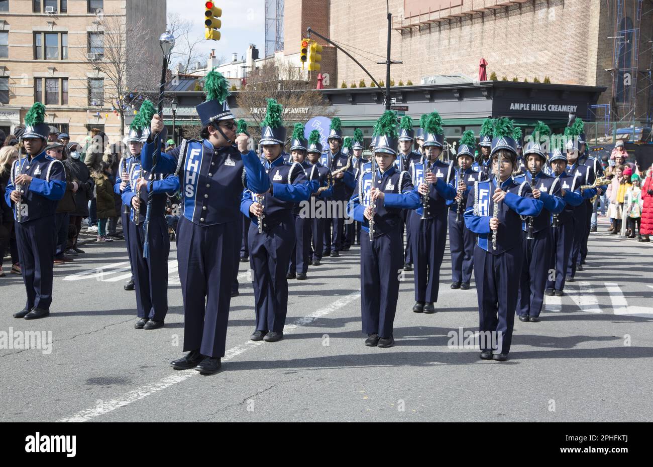 Saint Patrick's Irish Day Parade im Park Slope-Viertel in Brooklyn, New York. Die Marschkapelle der Fort Hamilton High School marschiert und tritt bei der Parade auf. Stockfoto
