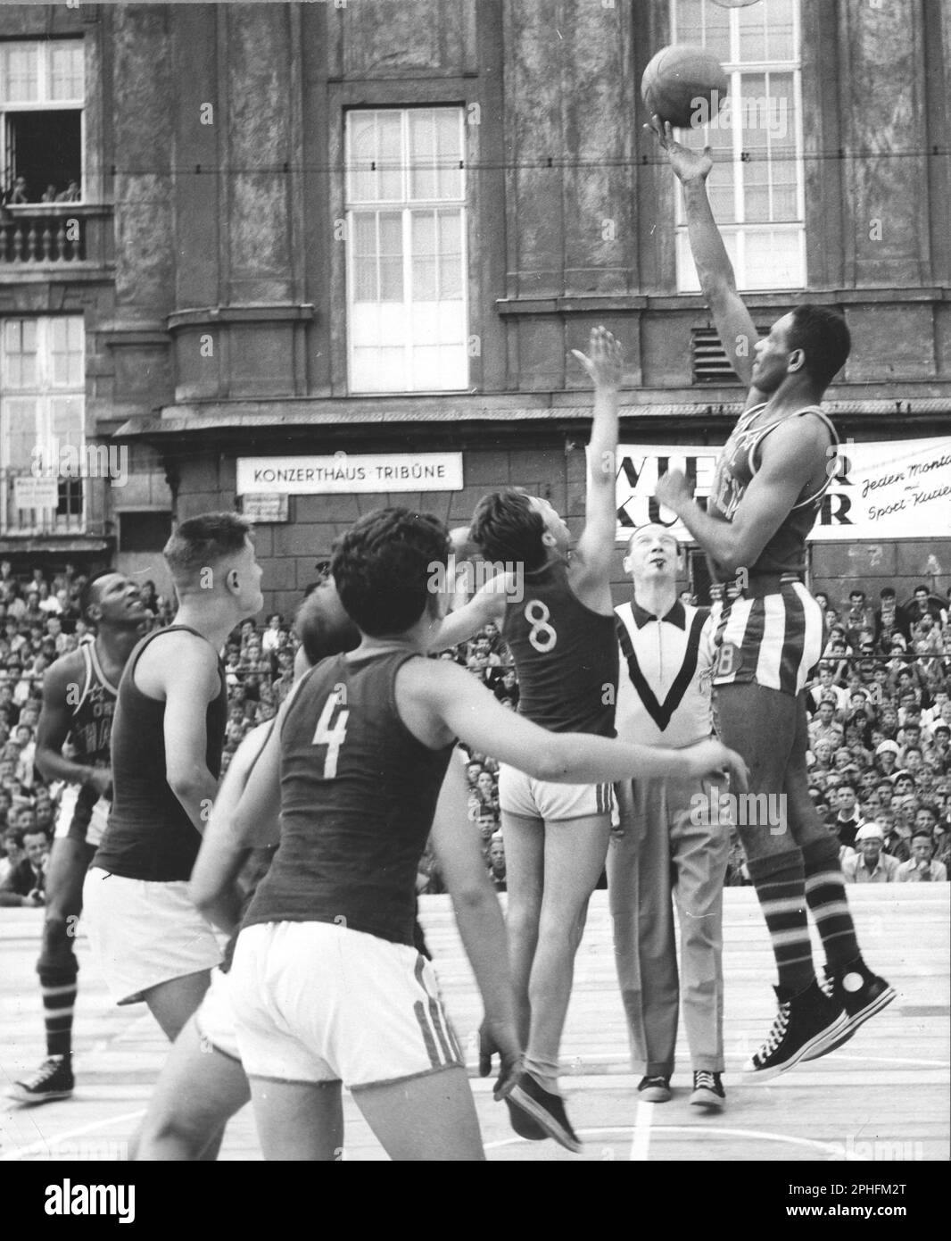 Foto der Harlem Globetrotters beim Basketballspielen gegen eine österreichische Mannschaft, Wien, Österreich, 1950. (Foto: United States Information Agency Stockfoto