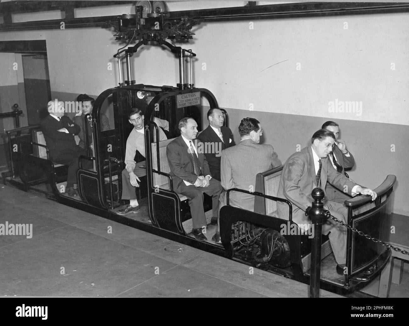 Beamte werden in der U-Bahn zwischen dem Senatsbürogebäude und dem Capitol-Gebäude, Washington, DC, 4/1950, gezeigt. (Foto: United States Information Agency Stockfoto