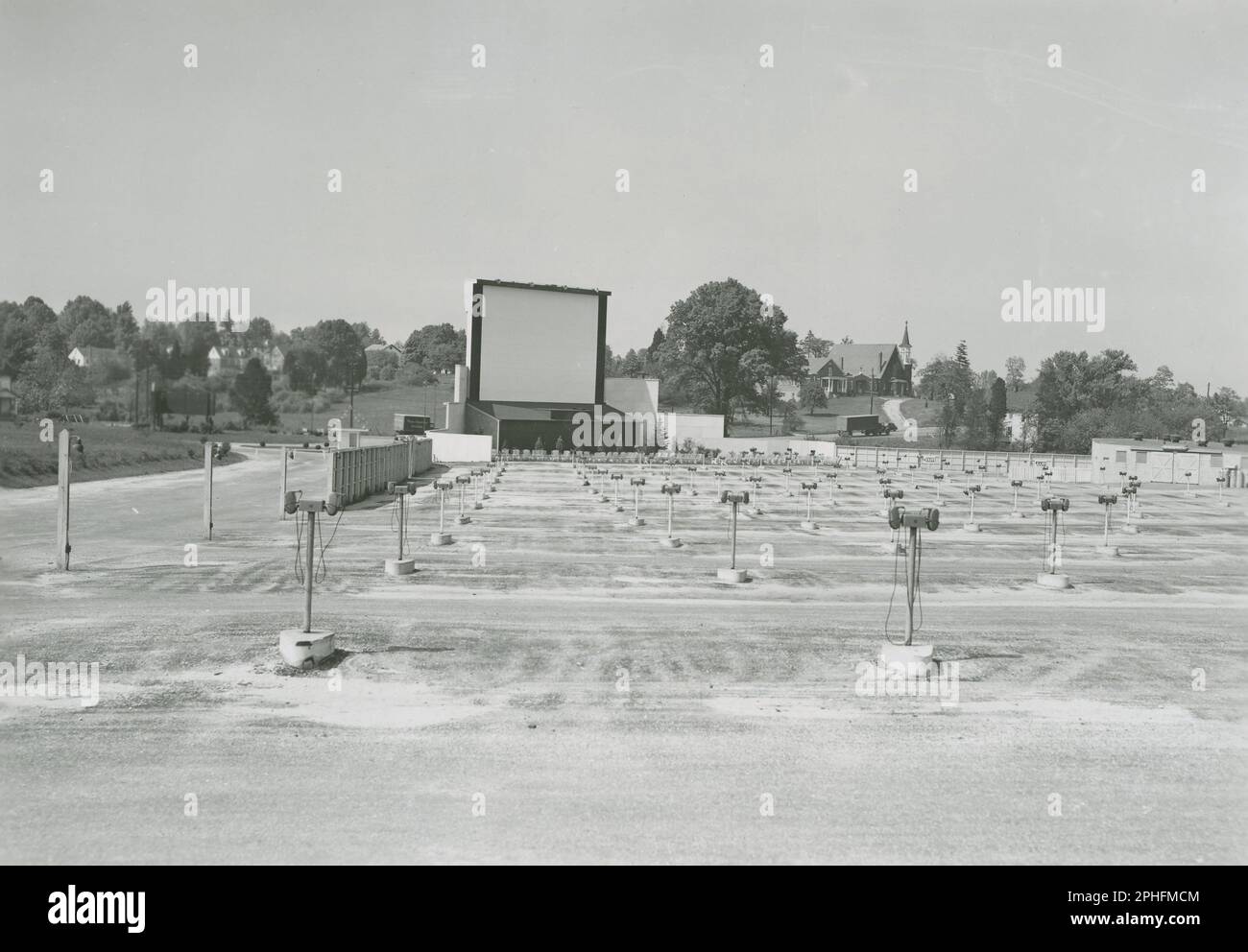 Leinwand und Lautsprecher des Autokino-Kinos, Beltsville, MD, 05/01/1952. (Foto: T W Kines/US Highway Department Stockfoto