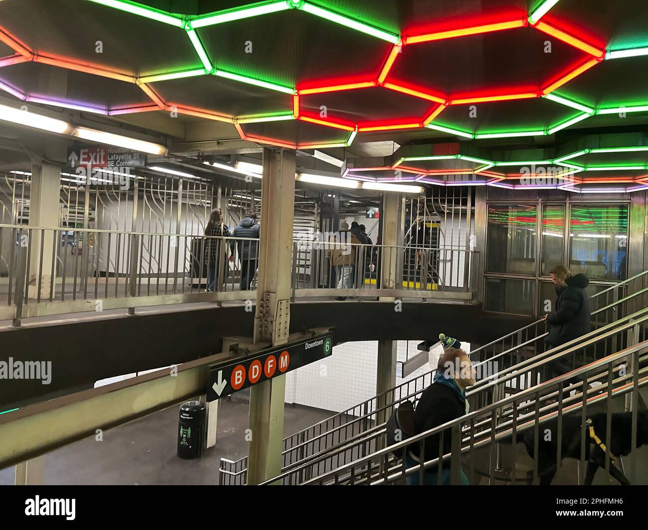 Bleeker Street und U-Bahn-Station Broadway/Lafayette Transfertreppen in Manhattan. Anstelle von langweiligen Leuchtstofflampen hat der MTA den Künstler Leo Villareal angezapft, um eine Wabenstruktur von LEDs an der Decke zu kreieren. Stockfoto
