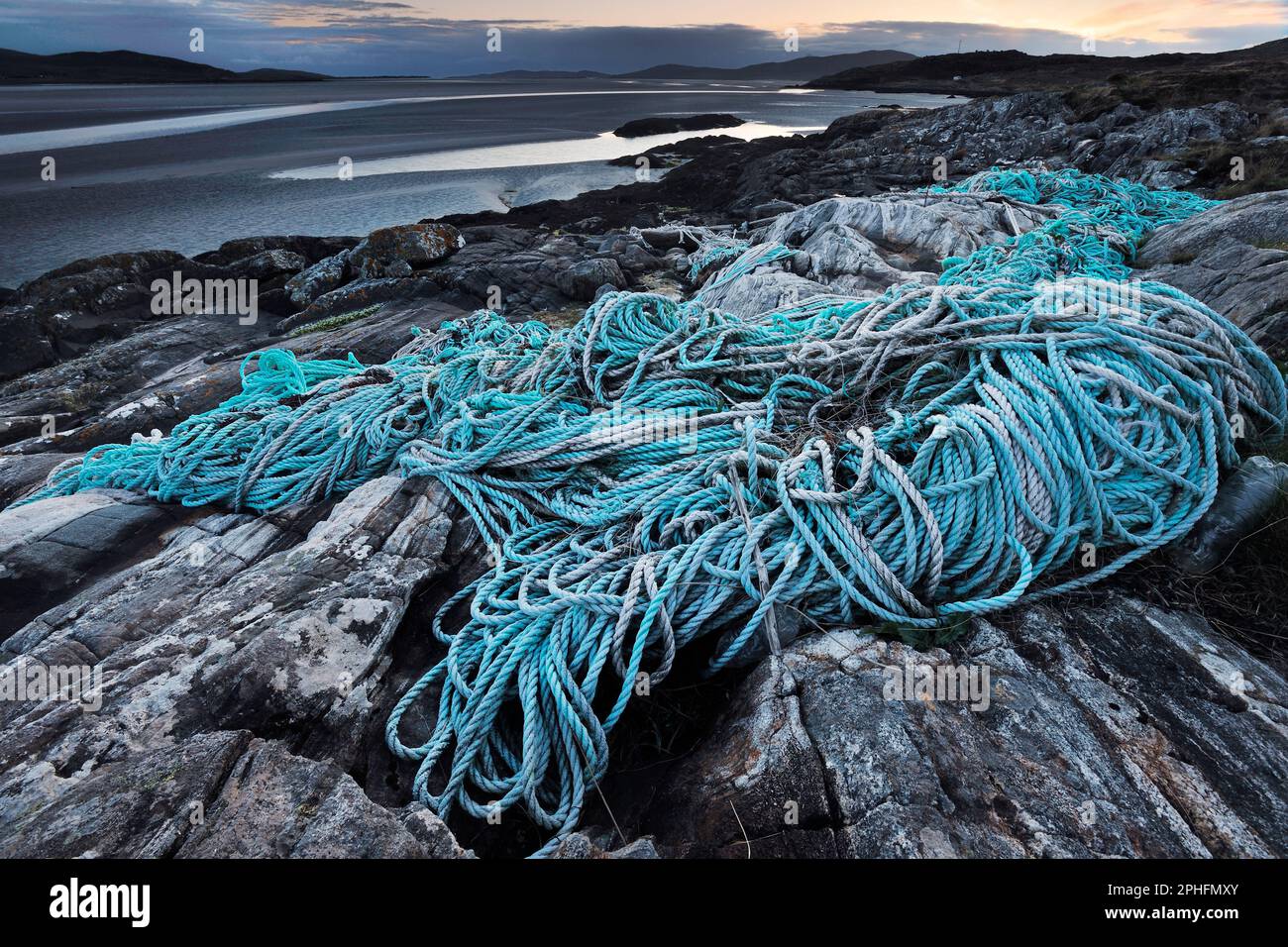 Meeresplastikverschmutzung durch weggeworfene Kunststoffseile und kommerzielle Fischernetze, die an der Küste von Luskentyre, Südwest-Harris, angespült wurden. Stockfoto