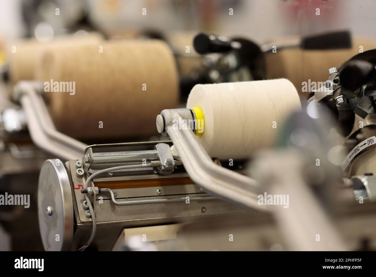 Nahaufnahme der Nähgarnwickelmaschine für Königsschieber. Selektiver Fokus. Stockfoto