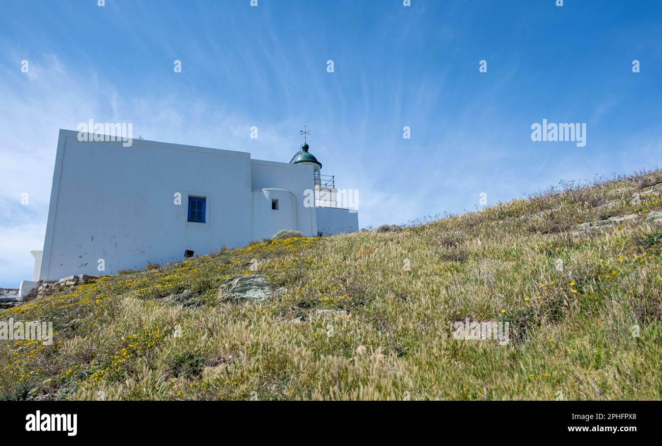 Kykladen, Griechenland. Die Insel Kea. Traditionelles weißes Leuchtturmgebäude am blauen Himmel, sonniger Frühlingstag. Stockfoto