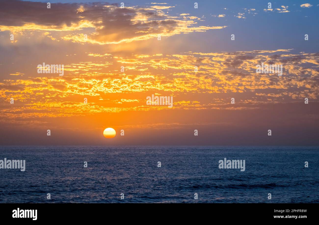 Ein orange-blauer Sonnenuntergang über dem Golf von Mexiko am Caspersen Beach in Venice, Florida, USA Stockfoto