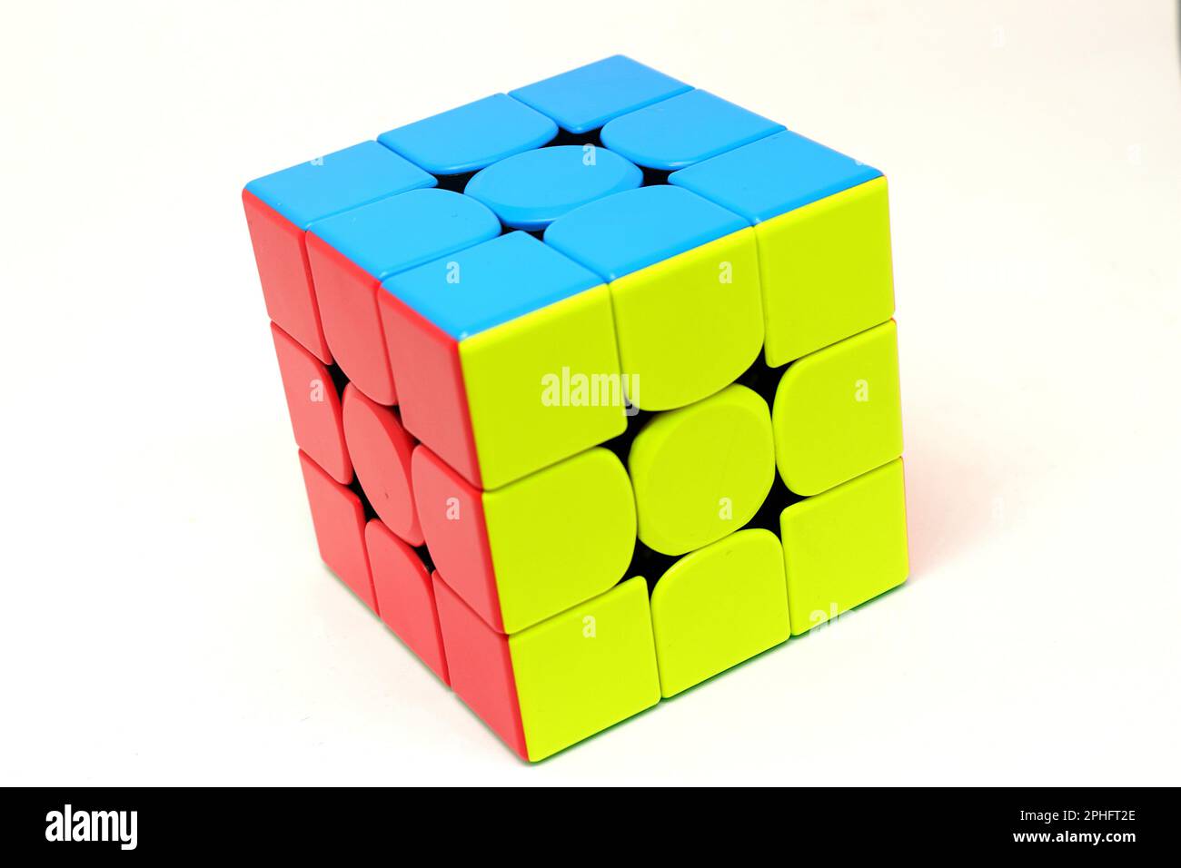 Das Spielzeug, das jeder auf der Welt kennt, nennen wir Rubiks Würfel. Stockfoto