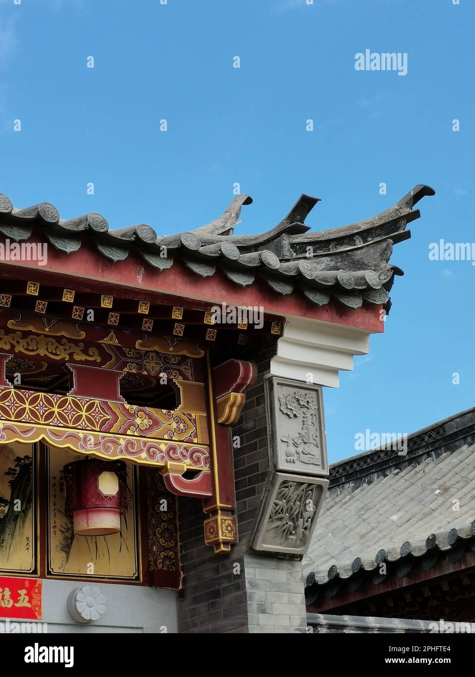 Ein architektonisch eindrucksvolles chinesisches Gebäude in leuchtenden Rot- und Gelbtönen Stockfoto