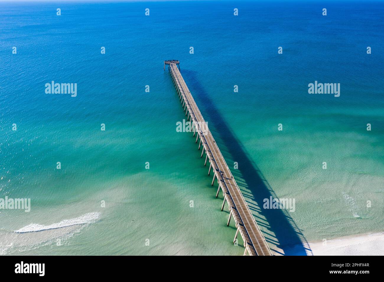 Der Navarre Beach Fishing Pier ist ein rekordverdächtiger Angelpier in Navarre, Florida. Mit einer Länge von 1.545 Metern ist der Pier der längste seiner Art in der St. Stockfoto