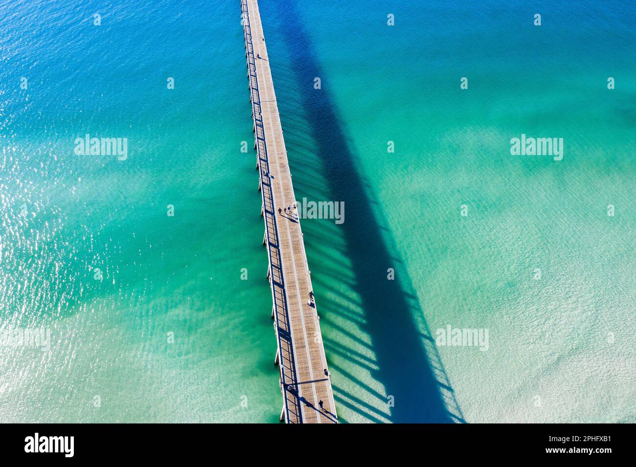 Der Navarre Beach Fishing Pier ist ein rekordverdächtiger Angelpier in Navarre, Florida. Mit einer Länge von 1.545 Metern ist der Pier der längste seiner Art in der St. Stockfoto