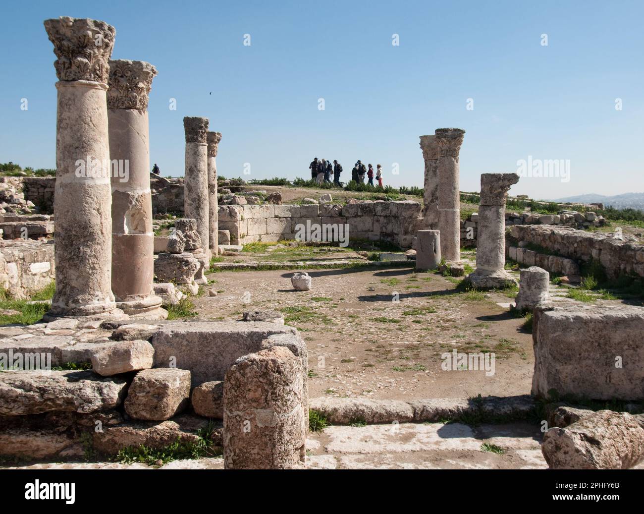 Überreste der byzantinischen Kirche (ca. 530 n. Chr.), der Zitadelle, Amman, Jordanien (eindeutig mit Säulen und Großstädten aus den römischen Tempeln.) Stockfoto