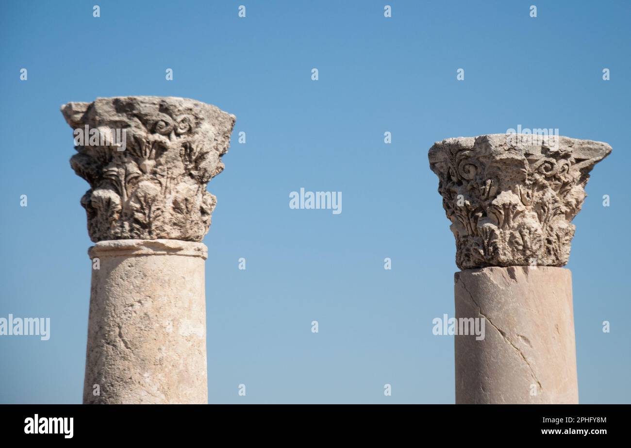 Überreste der byzantinischen Kirche (ca. 530 n. Chr.), der Zitadelle, Amman, Jordanien - Säulen und Hauptstädte früherer römischer Konstruktionen Stockfoto