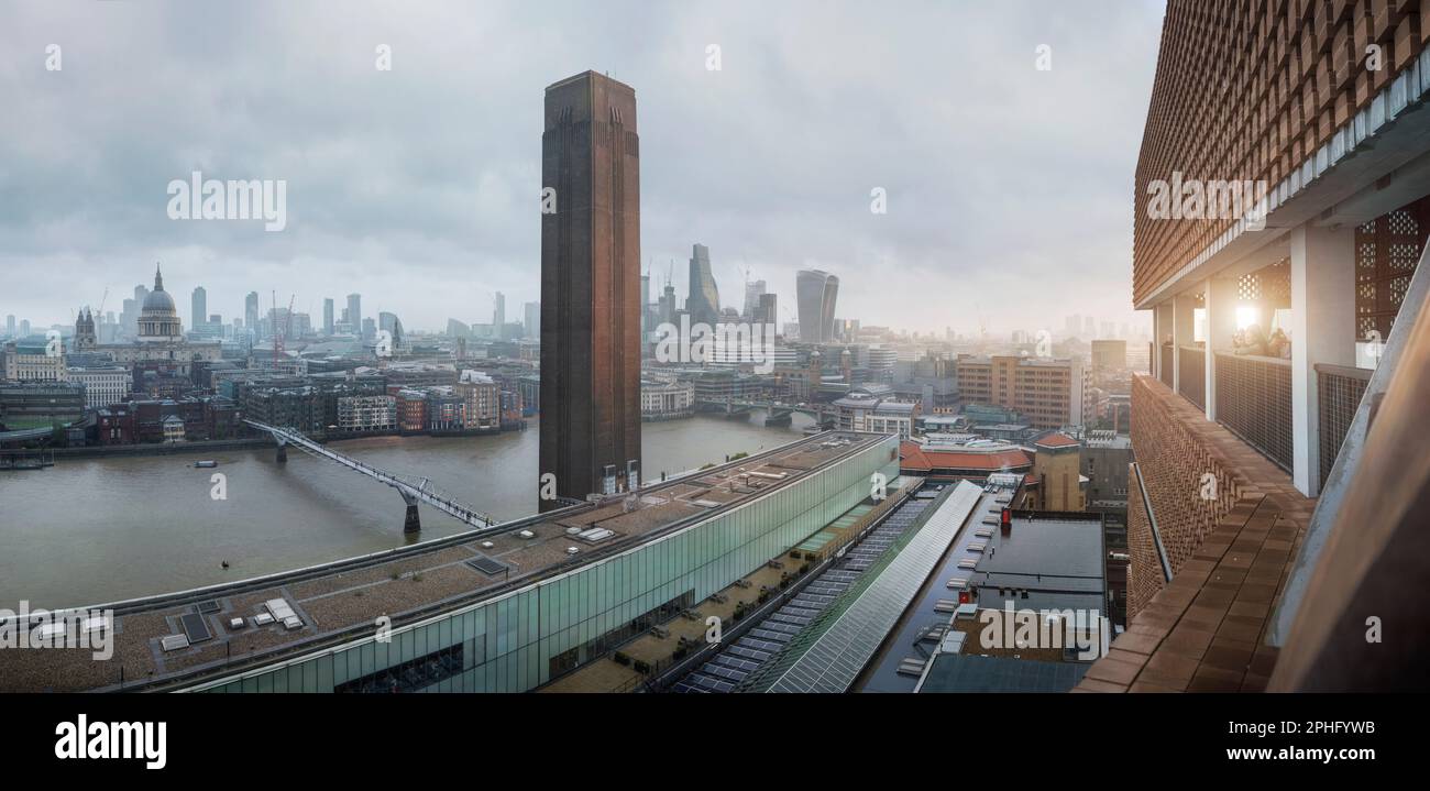 Von der Aussichtsterrasse des Blavatnik Building in der Tate Modern-Galerie auf die Gebäude im Zentrum von London an einem bewölkten Tag. Stockfoto