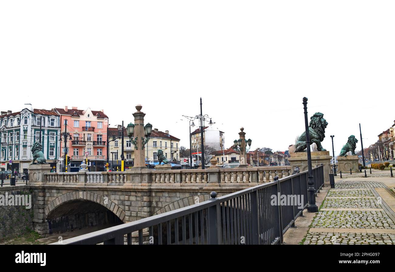 Ein Panoramablick auf die Löwenbrücke aus dem Jahr 1889 mit Löwenskulpturen, alten Gebäuden, einer Kreuzung, Ampeln und einem Teil des Flusses Vladaya, Sofi Stockfoto