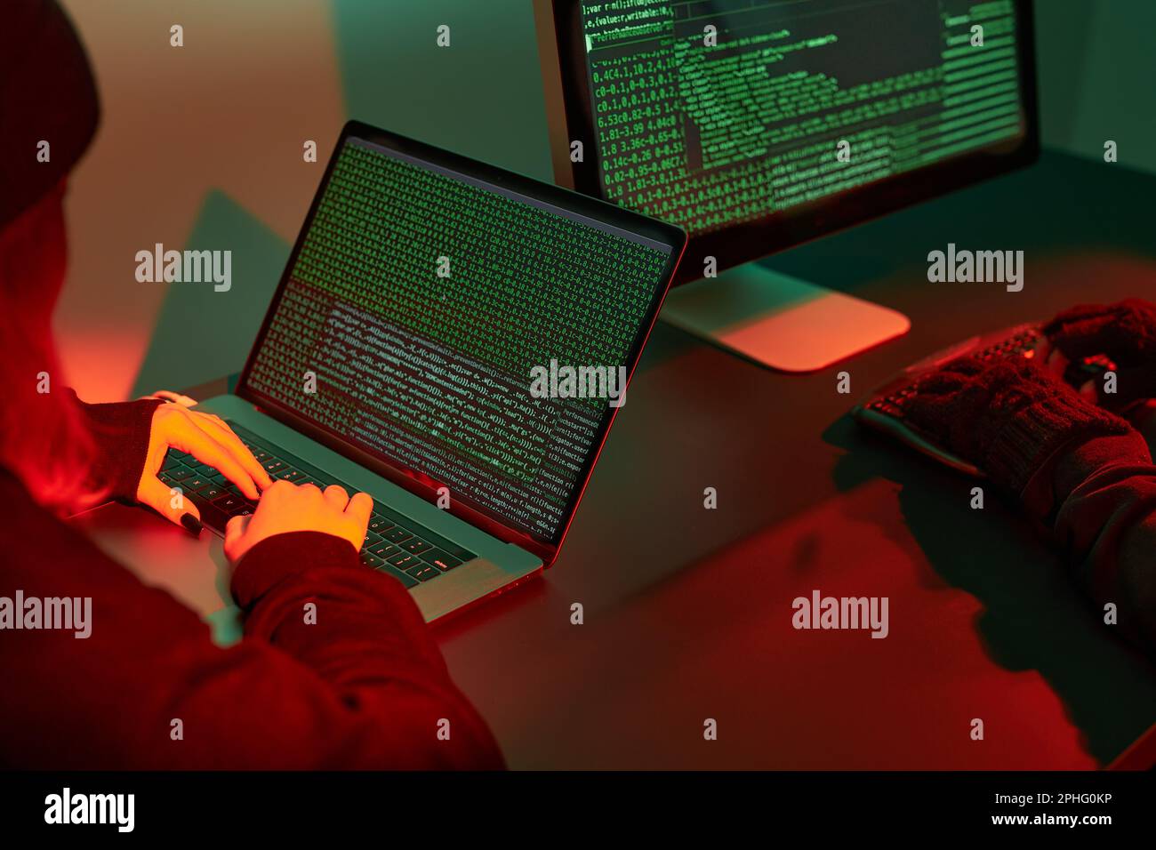 Anonyme Menschen benutzen Computer und Programmierung, um Code zu knacken. Cyberbedrohung. Internet- und Netzwerksicherheit. Zugriff auf private Informationen. An Stockfoto