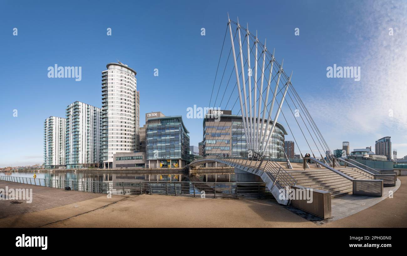 Mit Blick über den Schiffskanal an der Fußgängerbrücke, an den Salford Kais in Richtung der BBC-Büros in Media City UK, Greater Manchester. Stockfoto