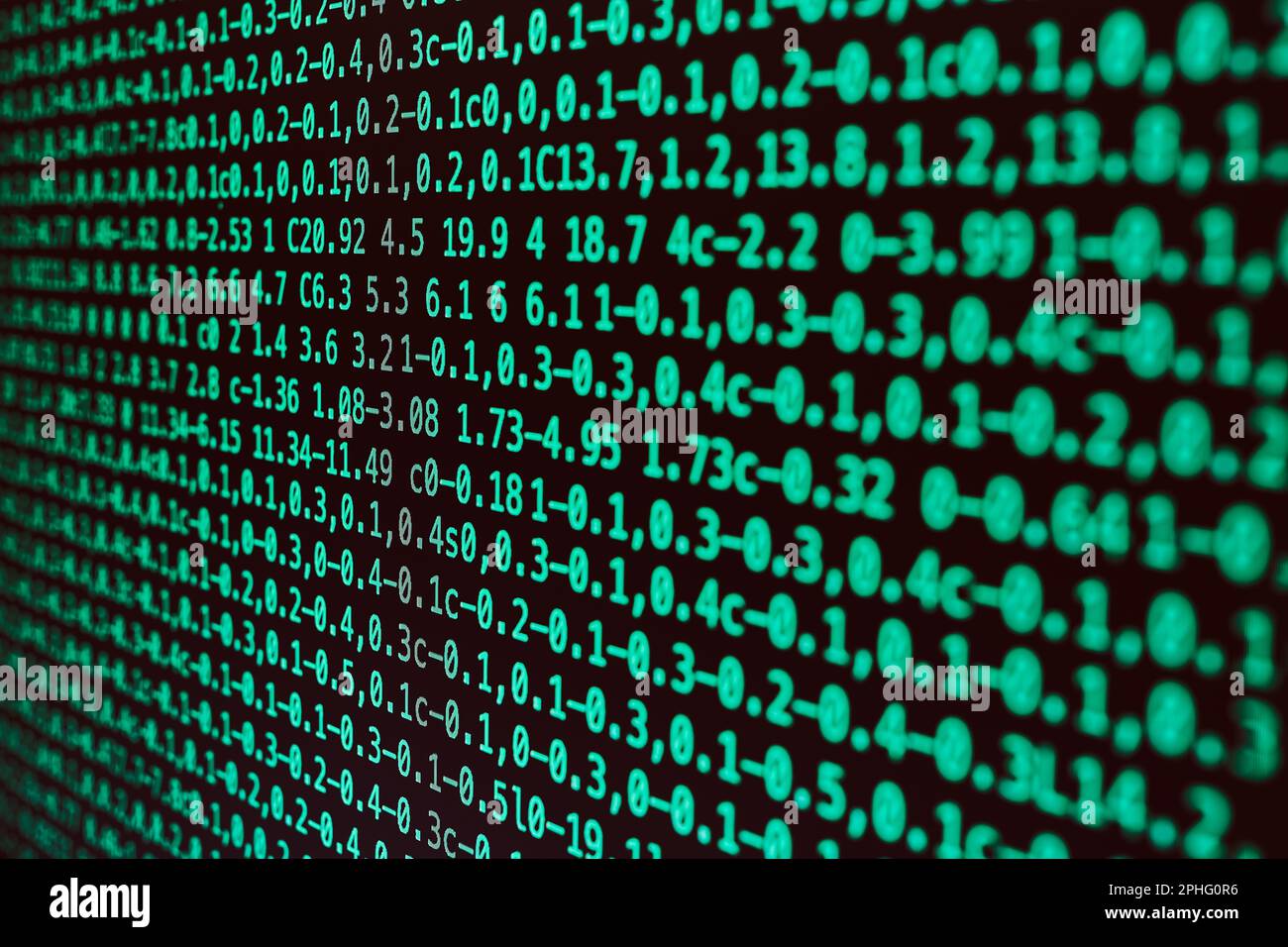 Digitale Daten auf dem Computerbildschirm. Grüne Zahlen und Buchstaben. Digitaler Hintergrund. Datensicherheit und -Schutz. Daten in Datenbank. Computertechnik Stockfoto