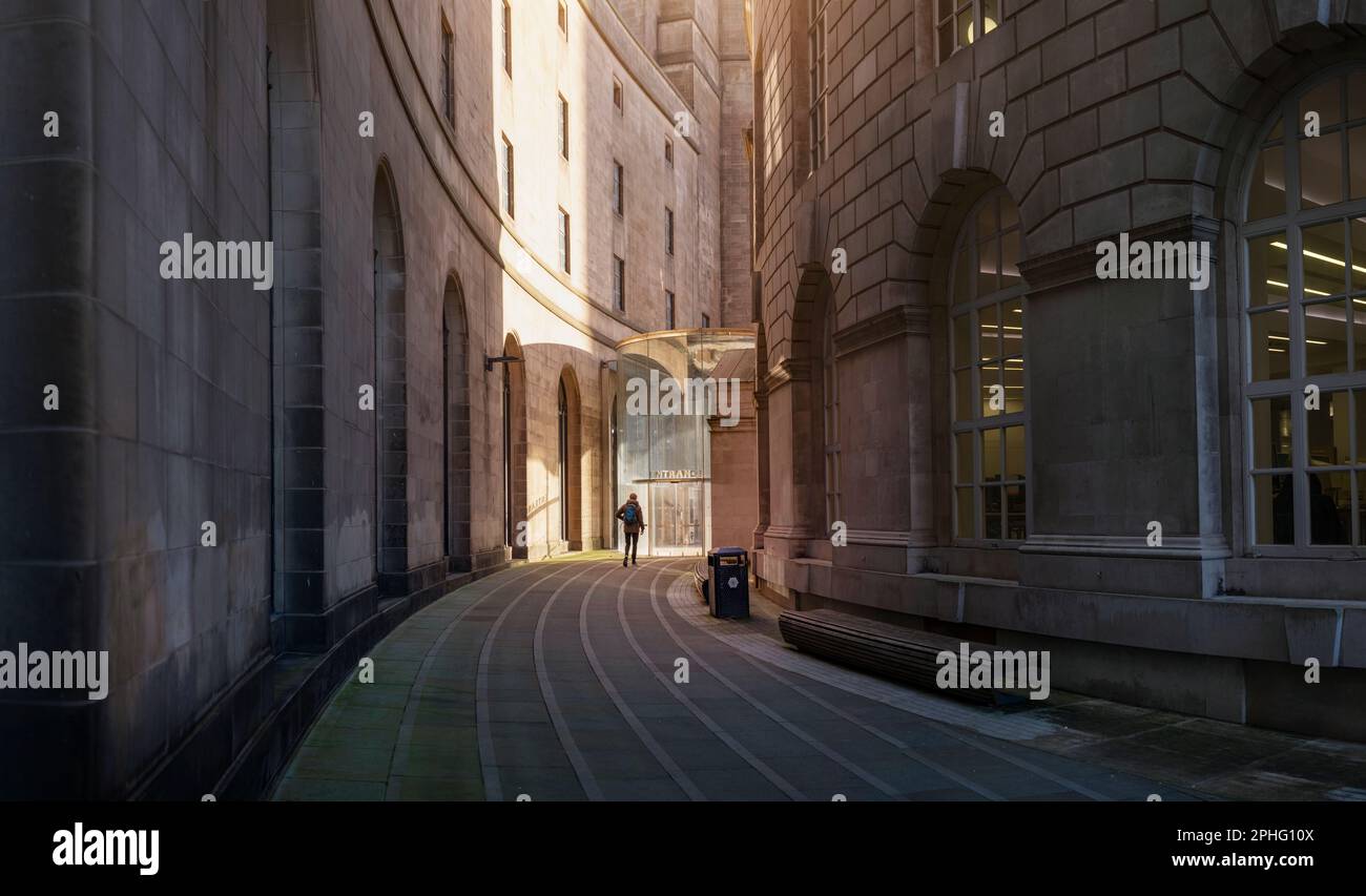 Die Bibliothek in der Nähe des Rathauses im Zentrum von manchester, an einem sonnigen Tag in der Stadt Stockfoto