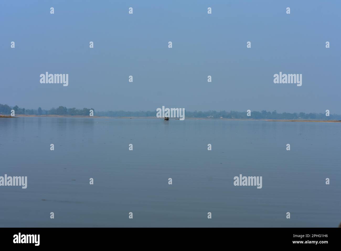 Ein Boot im Dumboor-See von Tripura, Indien . Stockfoto