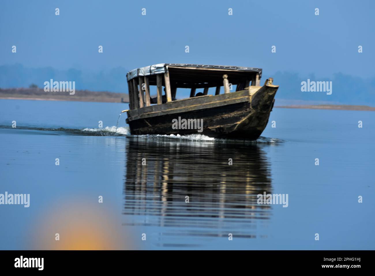 Ein Boot im Dumboor-See von Tripura, Indien . Mit klarem Wasser. Stockfoto