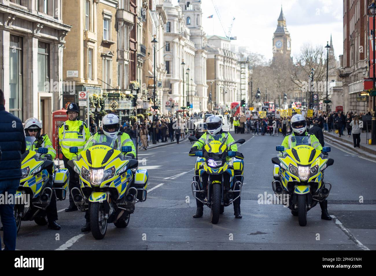 Metropolitan Police auf einer Mission in Central London. Stockfoto