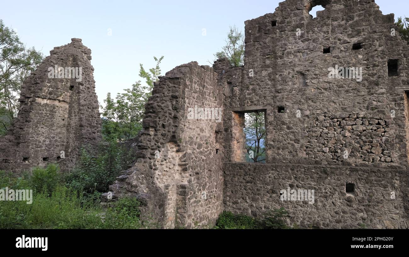 Mauern der alten Burgruine Neuburg in Koblach, Vorarlberg, Österreich Stockfoto