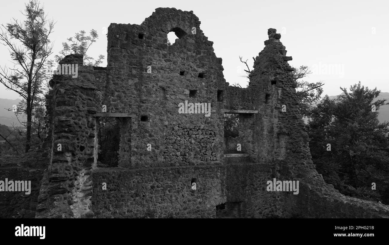 Schlossruine Neuburg am Abend in der Gemeinde Koblach in Vorarlberg in Schwarz-Weiß Stockfoto