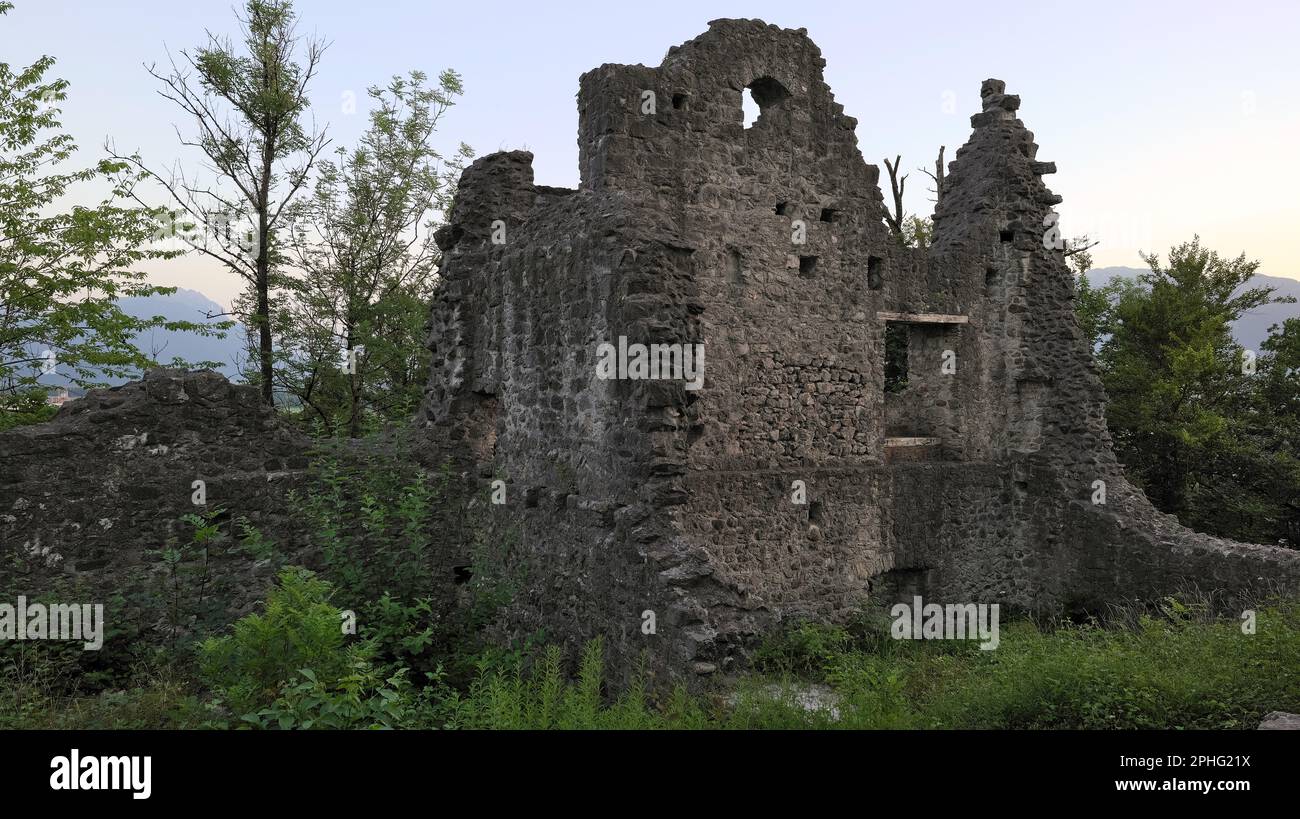 Burgruine Neuburg am Abend mit Gras davor in der Gemeinde Koblach in Vorarlberg Stockfoto