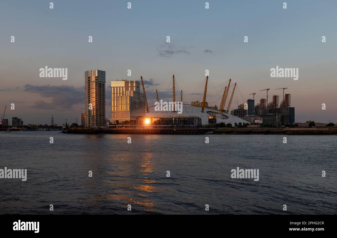 Der O2 oder Millennium Dome im Südosten Londons am Ufer der Themse im Licht des Sonnenuntergangs auf der Greenwich Peninsula Stockfoto