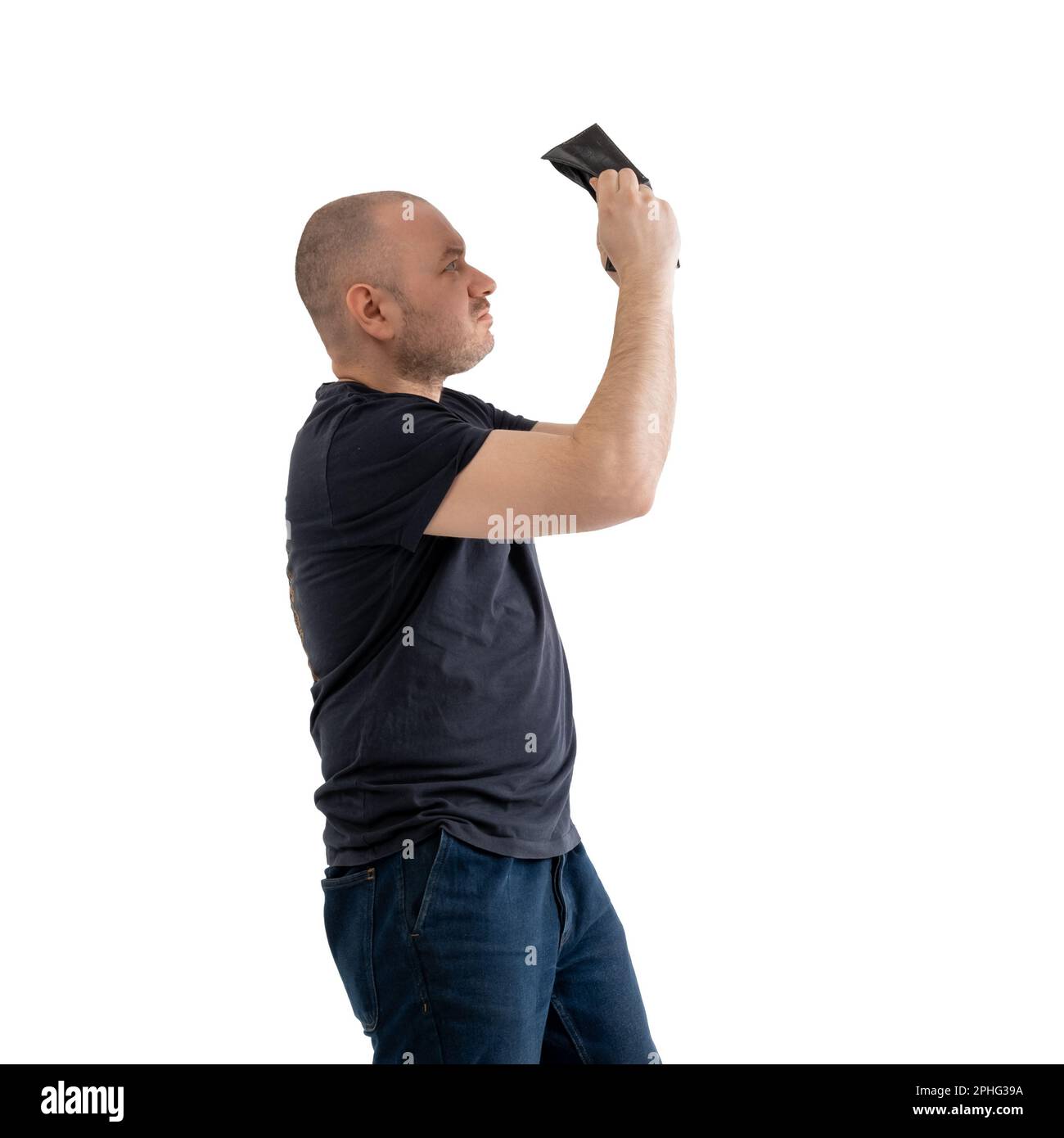 Mann mittleren Alters mit leerer Brieftasche isoliert auf weißem Hintergrund. Das Konzept der Entlassung, Geldmangel, Geldmangel. Stockfoto