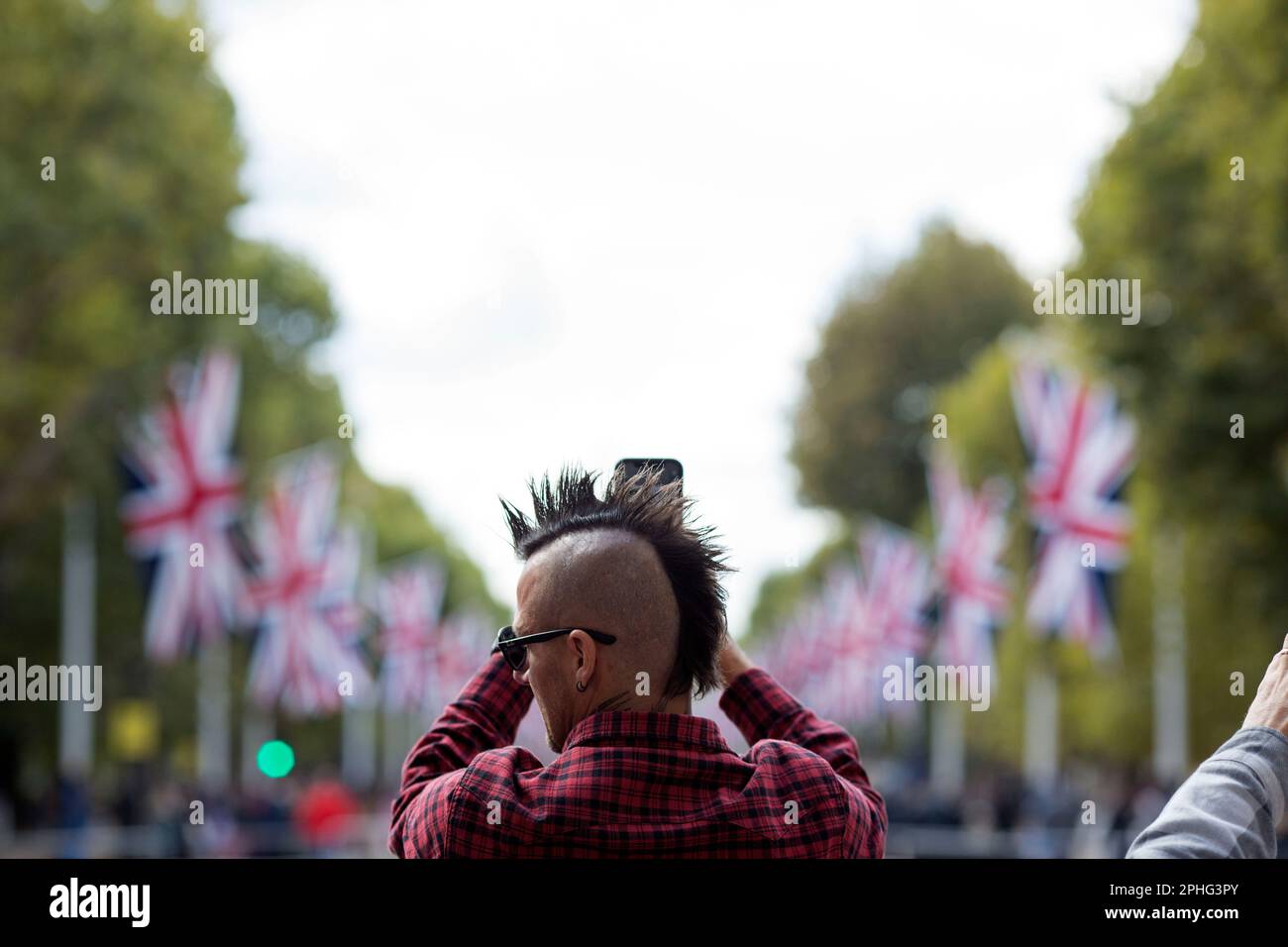 Eine Person fotografiert die Mall, die zum Buckingham Palace in London führt, am 1. Samstag seit der Beerdigung von Königin Elizabeth II Stockfoto