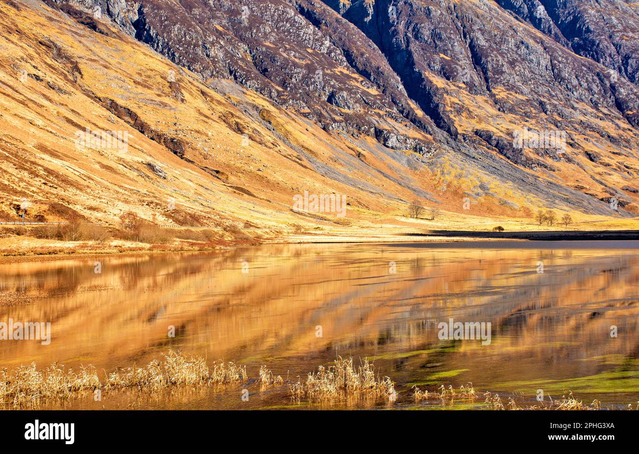 Glen Coe Highland Schottland Blick auf Loch Achtriochtan und Reflexionen des Bergkammes Aonach Eagach Stockfoto