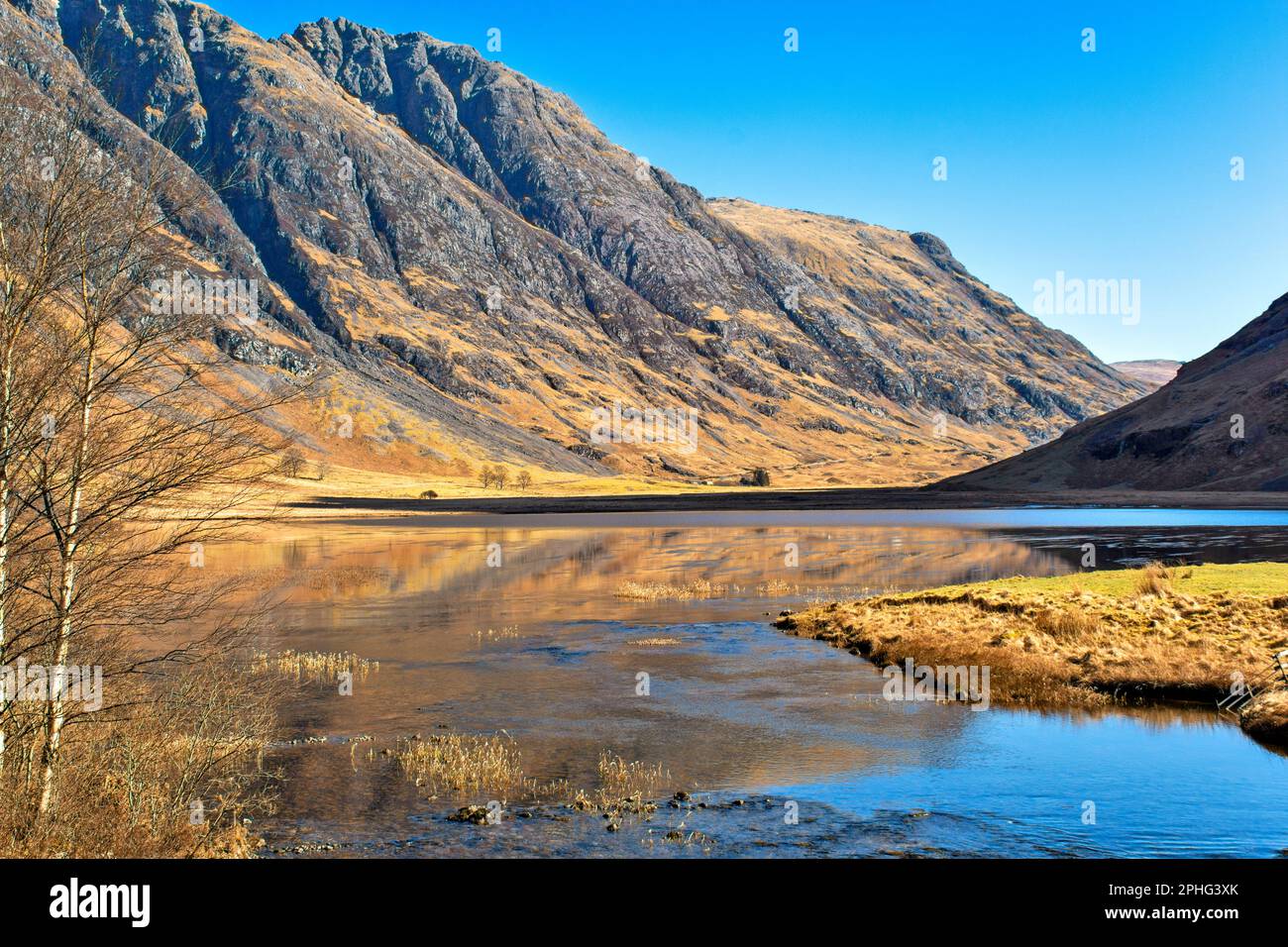 Glen Coe Highland Schottland Blick auf Loch Achtriochtan und den Bergkamm Aonach Eagach Stockfoto