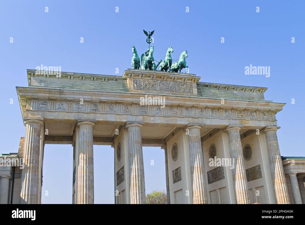 Brandenburger Tor am Pariser Platz im Zentrum von Berlin, mit blauem Himmel im Hintergrund Stockfoto