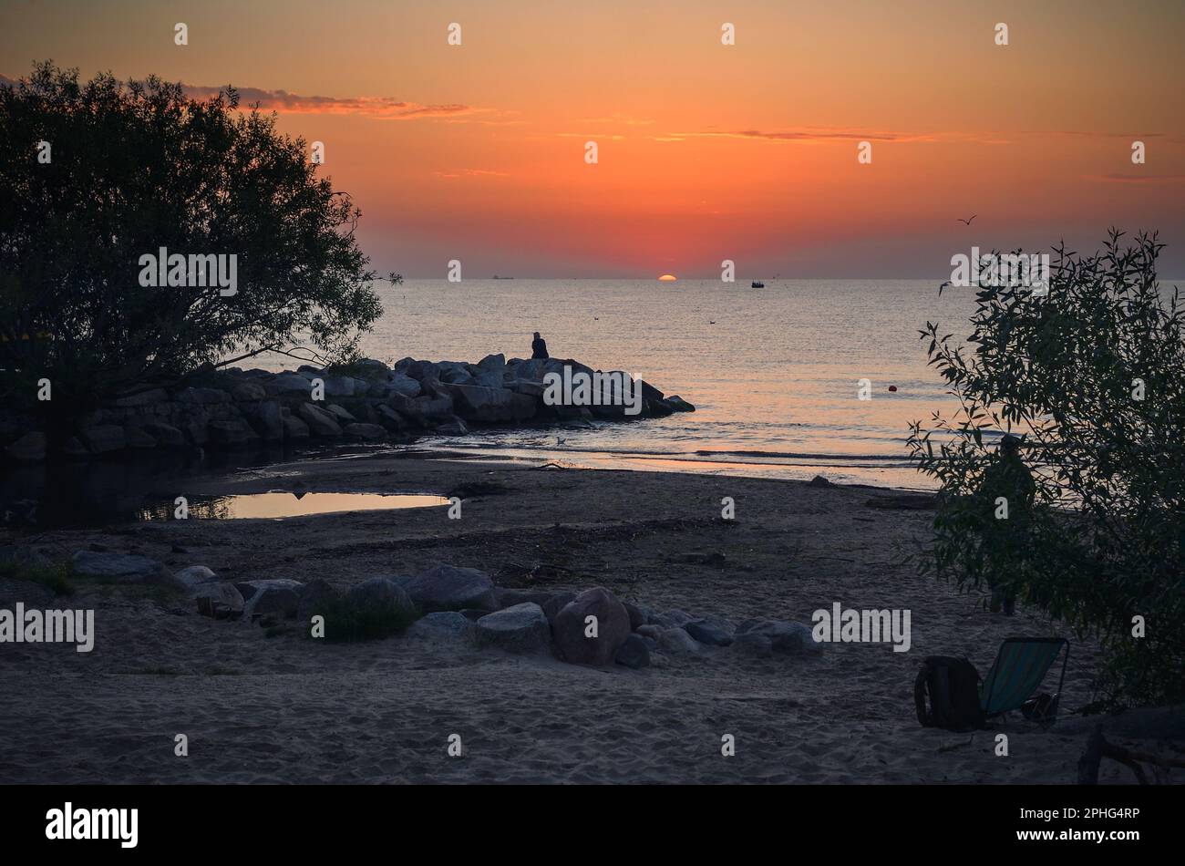 Wunderschöne Küstenlandschaft am Morgen. Zelt am Strand in Gdynia, Polen. Stockfoto