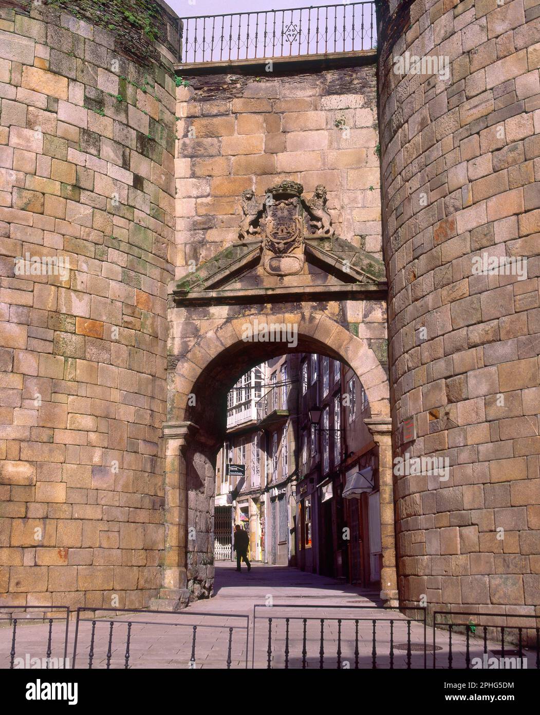 PUERTA DE SAN PEDRO TAMBIEN LLAMADA LA TOLEDANA EN LA MURALLA ROMANA - FOTO AÑOS 00 SIGLO XXI. STANDORT: MURALLAS ROMANAS DE LUGO. LUGO. SPANIEN. Stockfoto