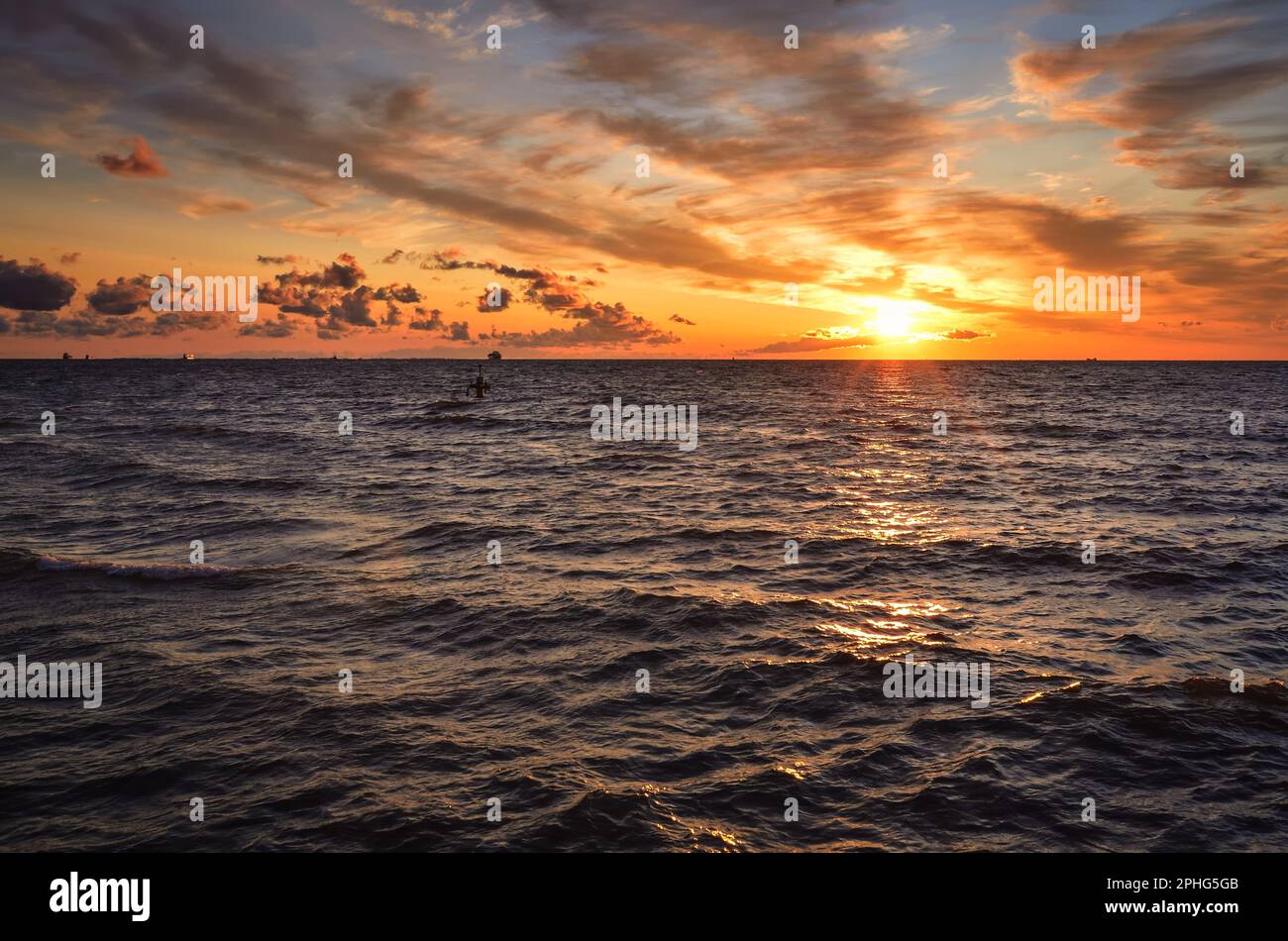 Wunderschöne Sommerlandschaft am Meer. Sonnenaufgang über dem Meer in Gdynia, Polen. Stockfoto