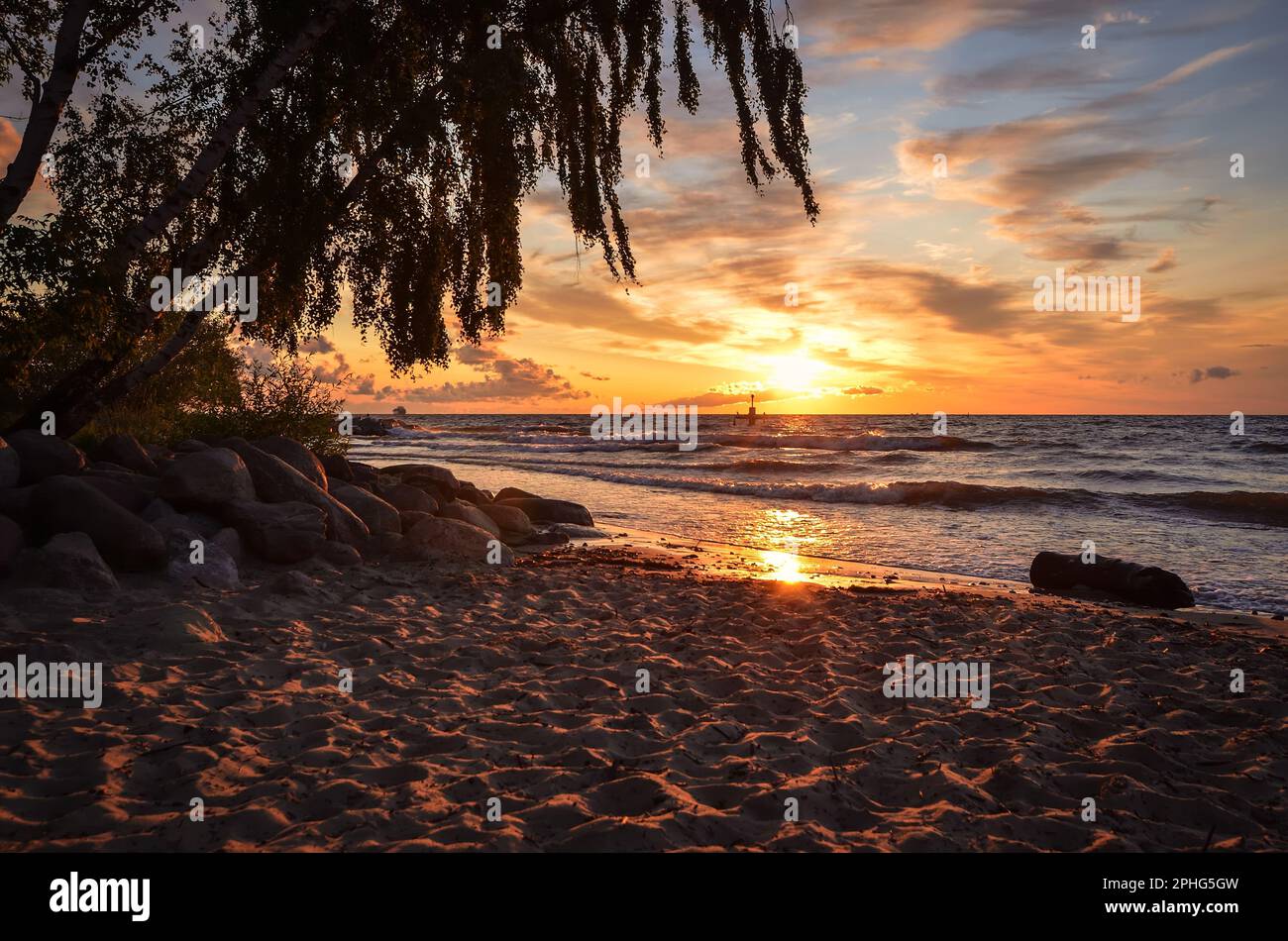Wunderschöne Sommerlandschaft am Meer. Sonnenaufgang über dem Meer in Gdynia, Polen. Stockfoto