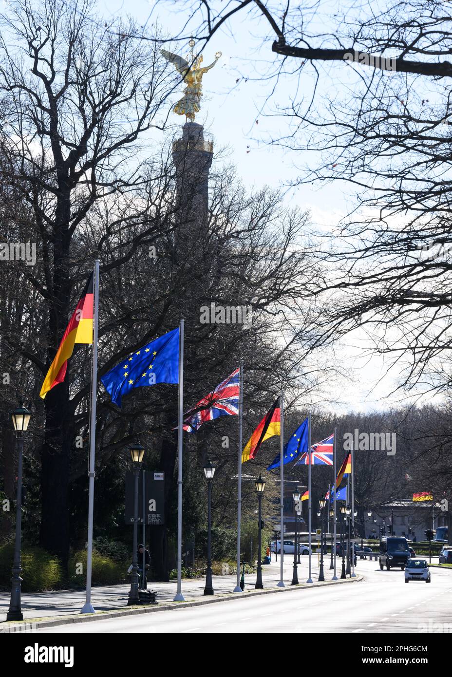 Berlin, Deutschland. 28. März 2023. Die Flaggen Großbritanniens, Deutschlands und Europas werden anlässlich des morgigen Besuchs von König Karl III. In Berlin um den Palast von Bellevue gehisst. Vor seiner Krönung im Mai 2023 werden der britische König Karl III. Und die königliche Frau Camilla Deutschland für drei Tage besuchen. Kredit: Bernd von Jutrczenka/dpa/Alamy Live News Stockfoto