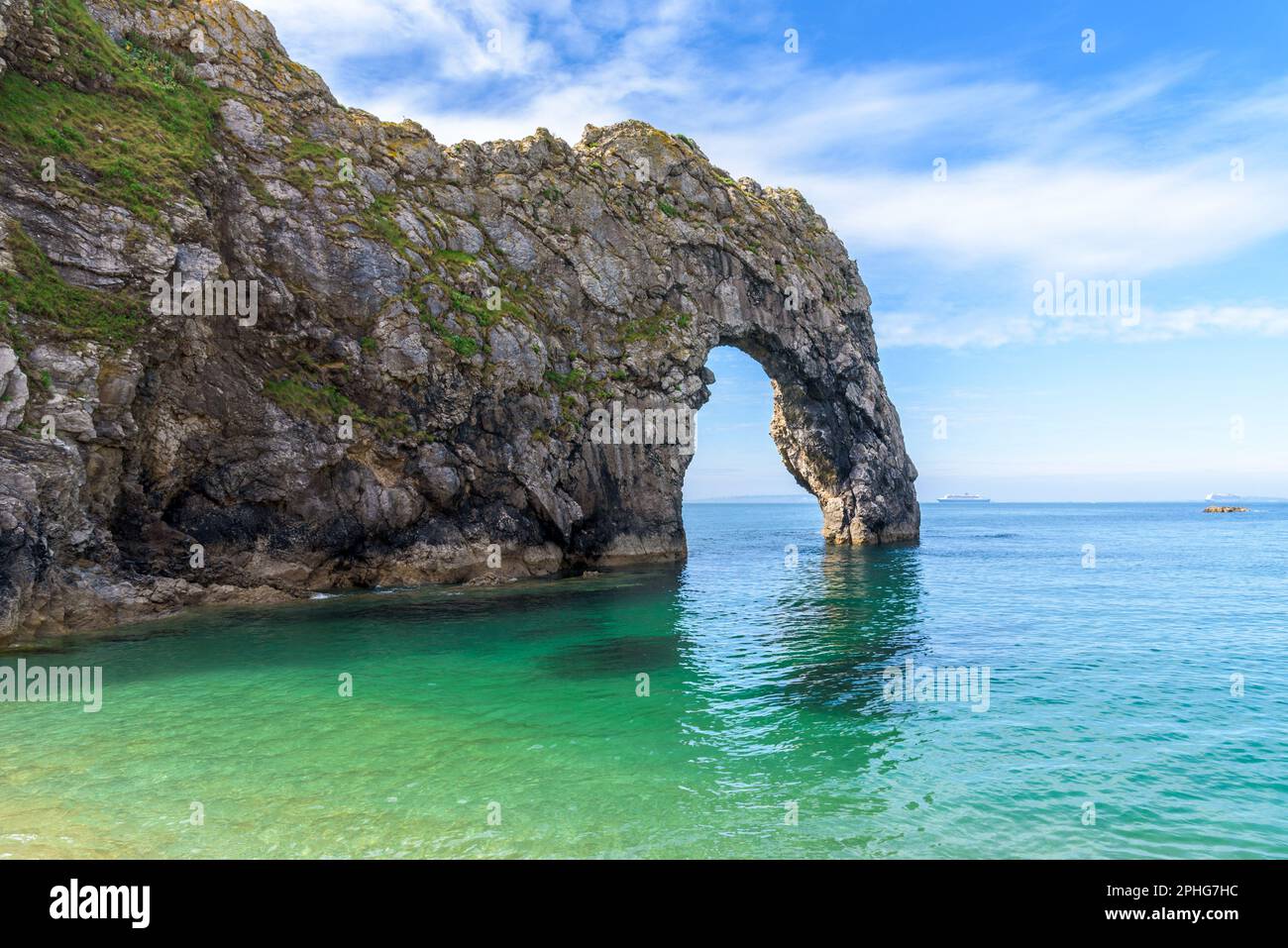 Durdle Door Naturbogen mit Bucht und Strand. Klares Meerwasser in der Nähe von Lulworth, Jurassic Coast, Dorset, Südengland. Stockfoto