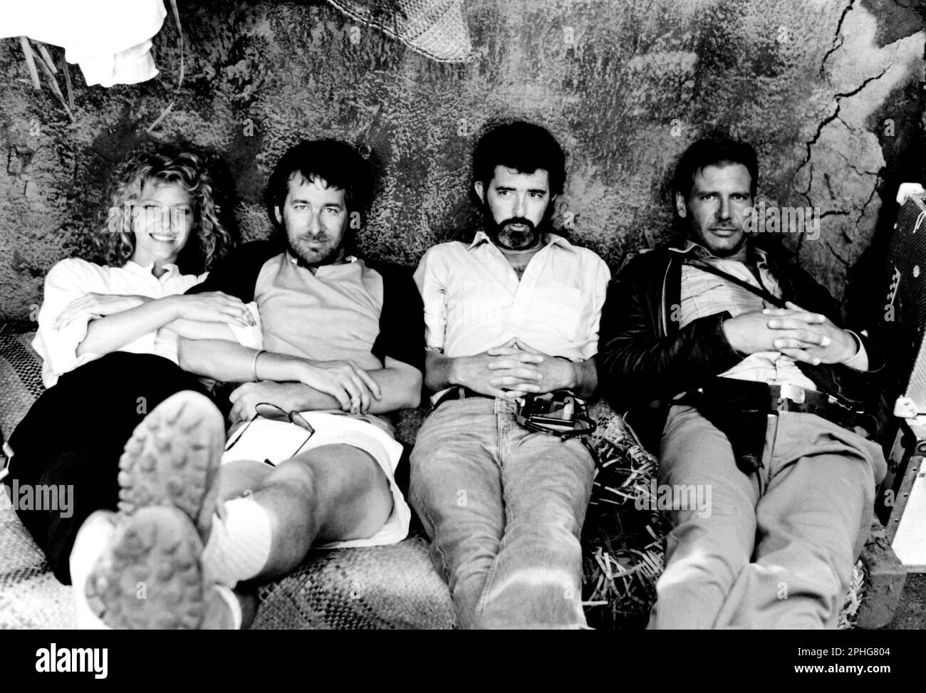 HARRISON FORD, STEVEN SPIELBERG, GEORGE LUCAS UND KATE CAPSHAW IN INDIANA JONES UND DEM TEMPEL DES UNTERGANGS (1984), REGIE VON STEVEN SPIELBERG. Kredit: LUCASFILM LTD/PARAMOUNT/Album Stockfoto